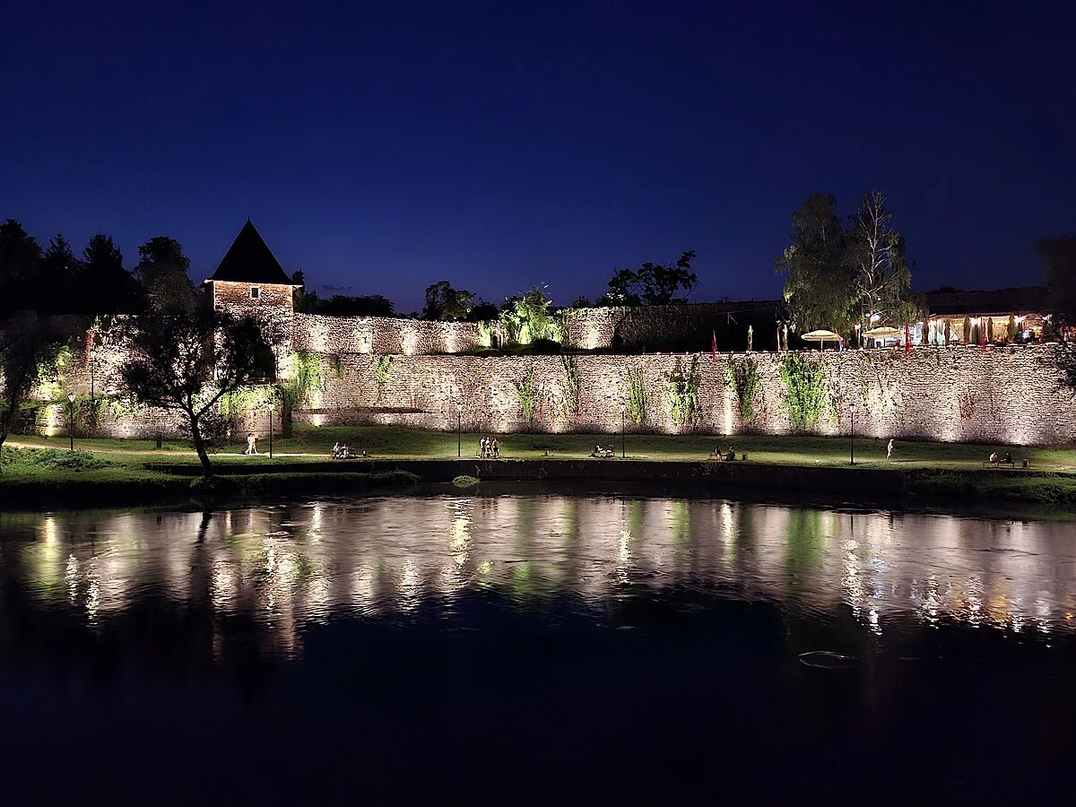 Der Vrbas und die Festung Kastel bei Nacht