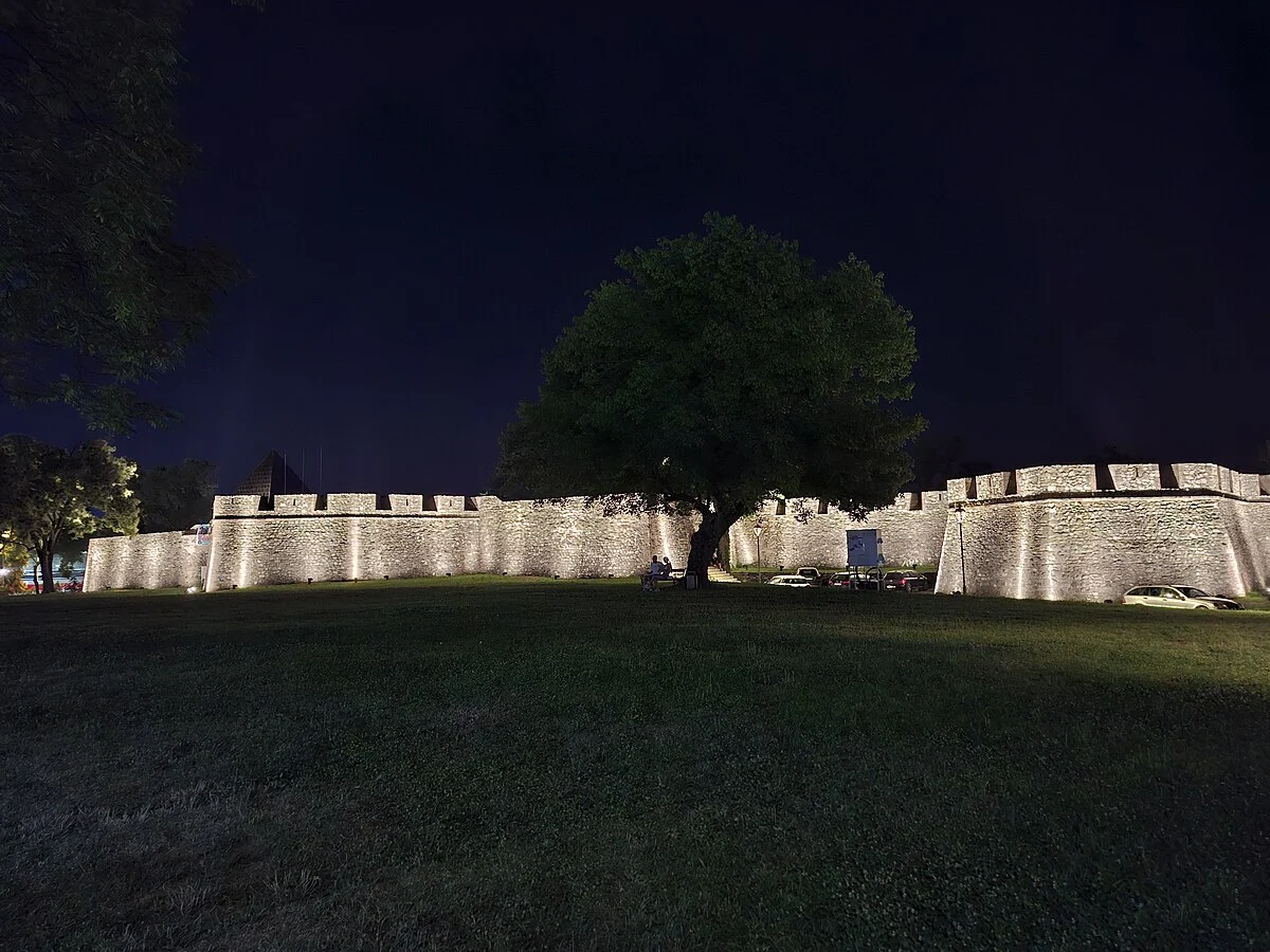 Die beleuchtete Festung Kastel bei Nacht