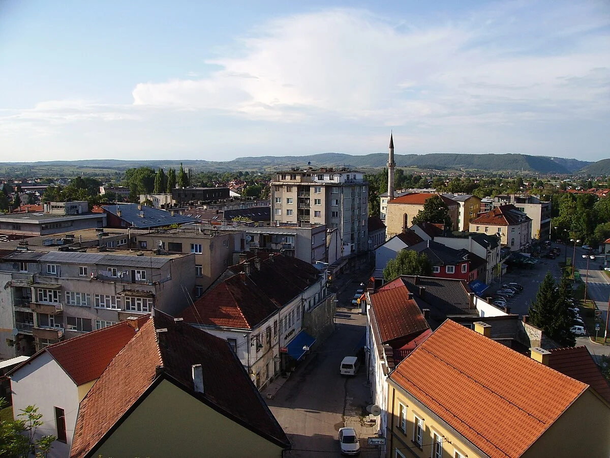Blick von der Bihačka Kula auf die Innenstadt von Bihać.