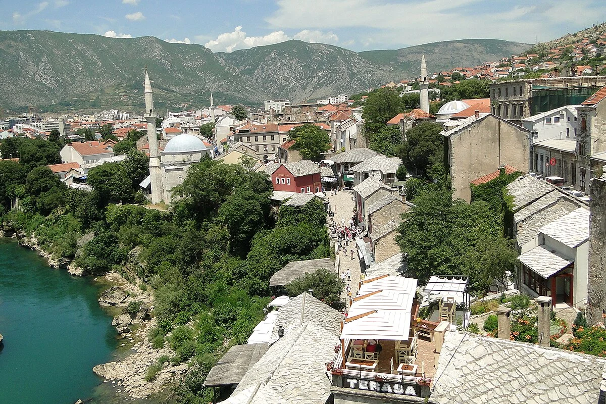 Blick über Mostar vom Museum der Alten Brücke