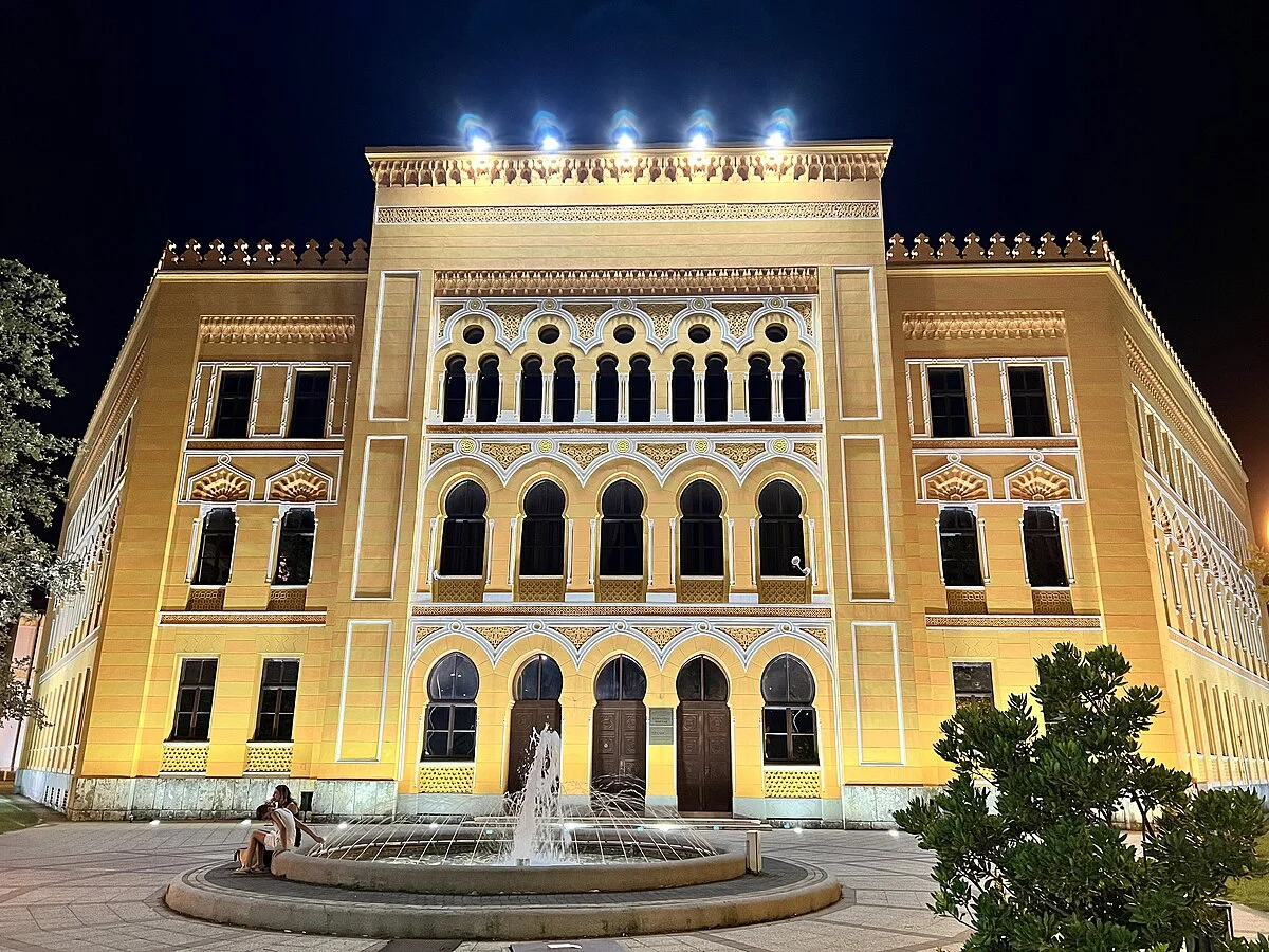 Das Gymnasium Mostar bei Nacht