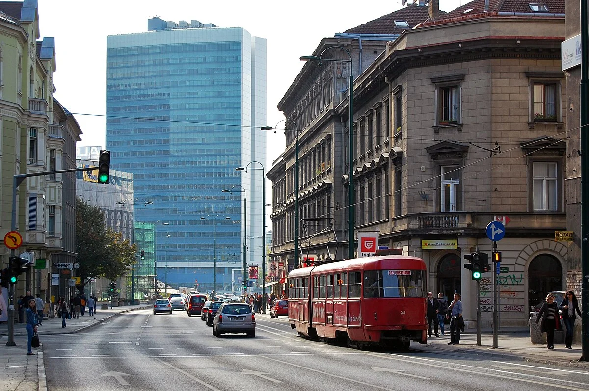Straßenbahn am Marijin Dvor in Sarajevo