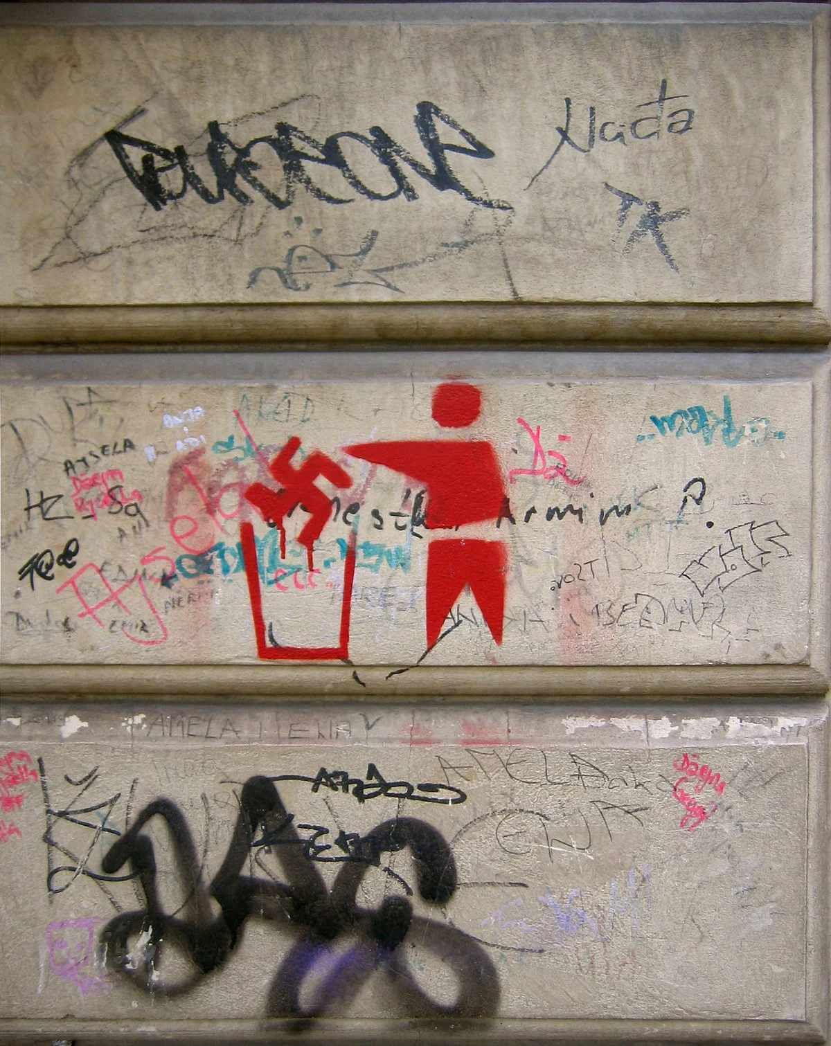 Antifaschistisches Graffiti an einem Gebäude in Sarajevo.