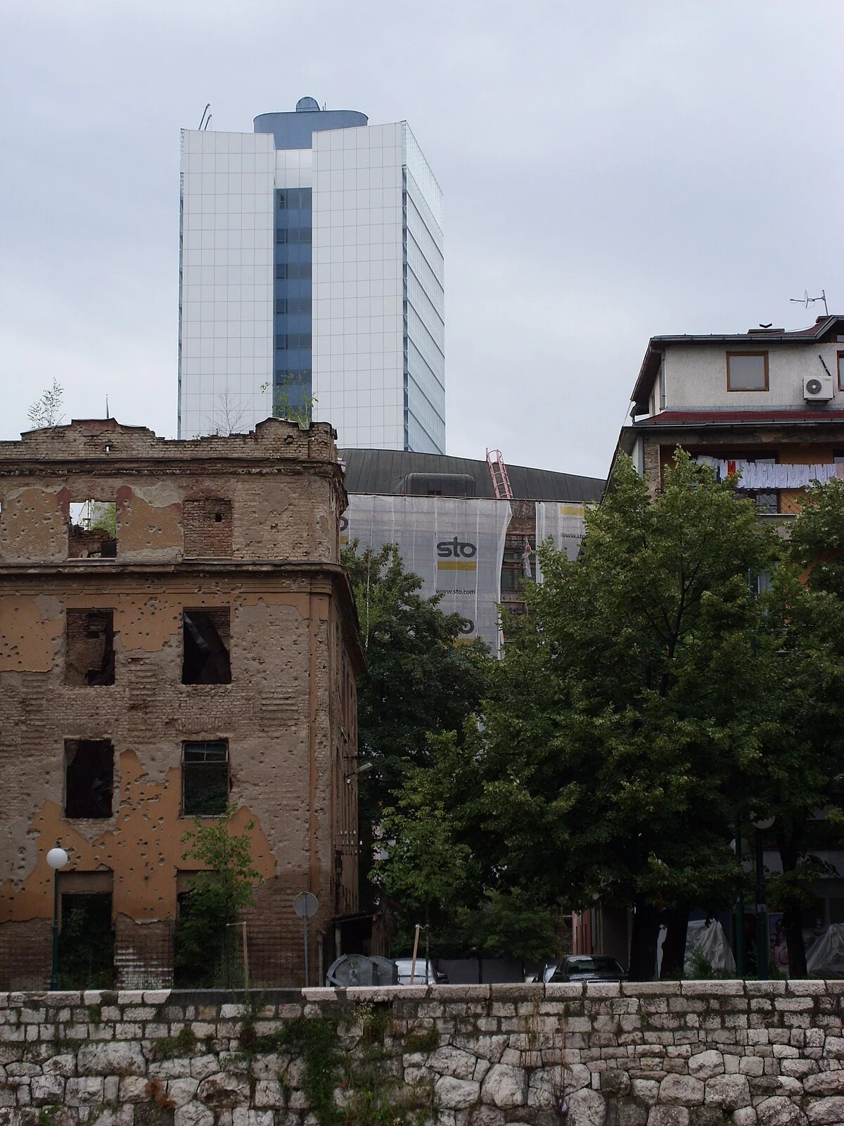 Miljacka-Ufer in der Nähe des Parlaments in Sarajevo (2008).