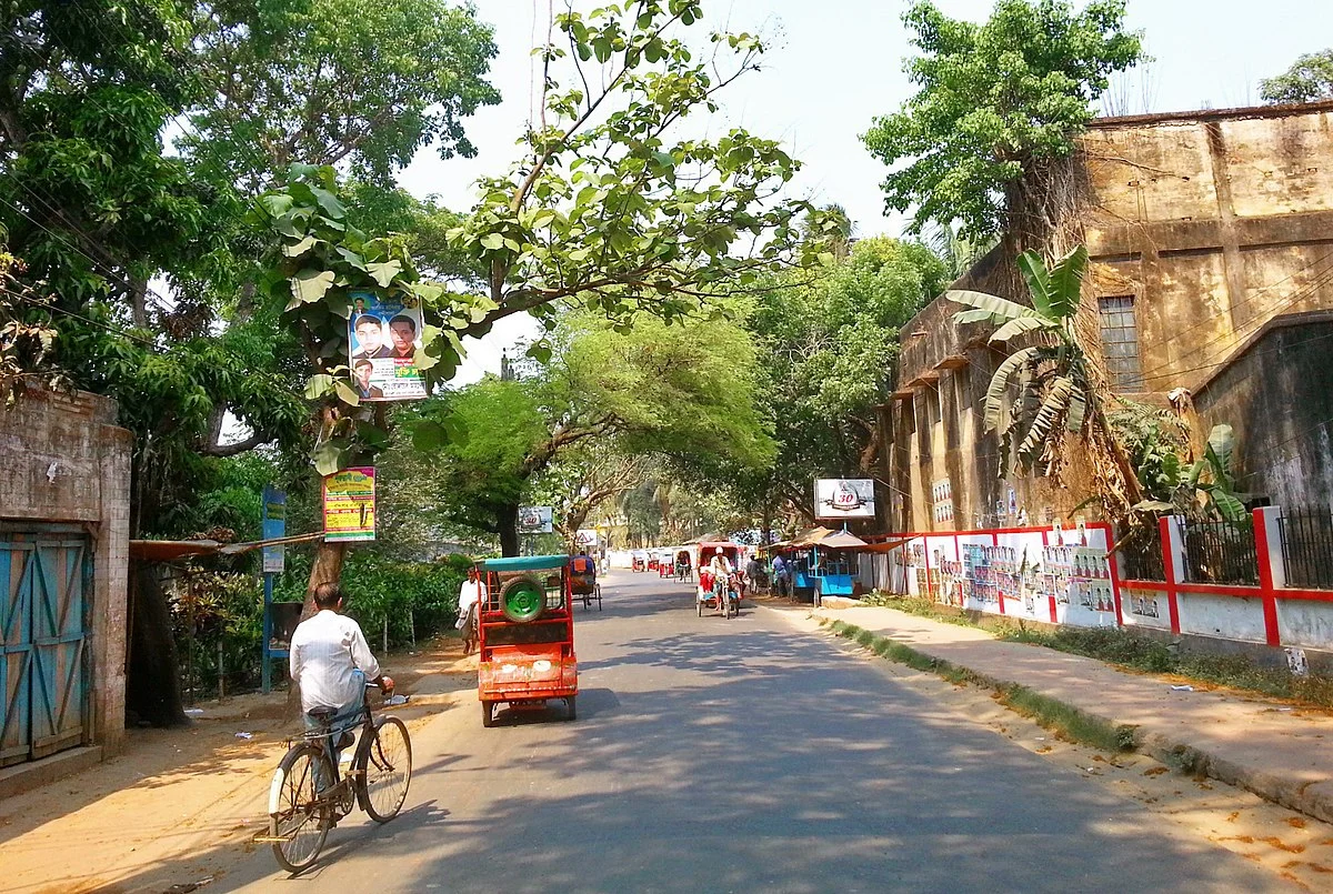 Die Jail Road an der Einfahrt nach Kumilla