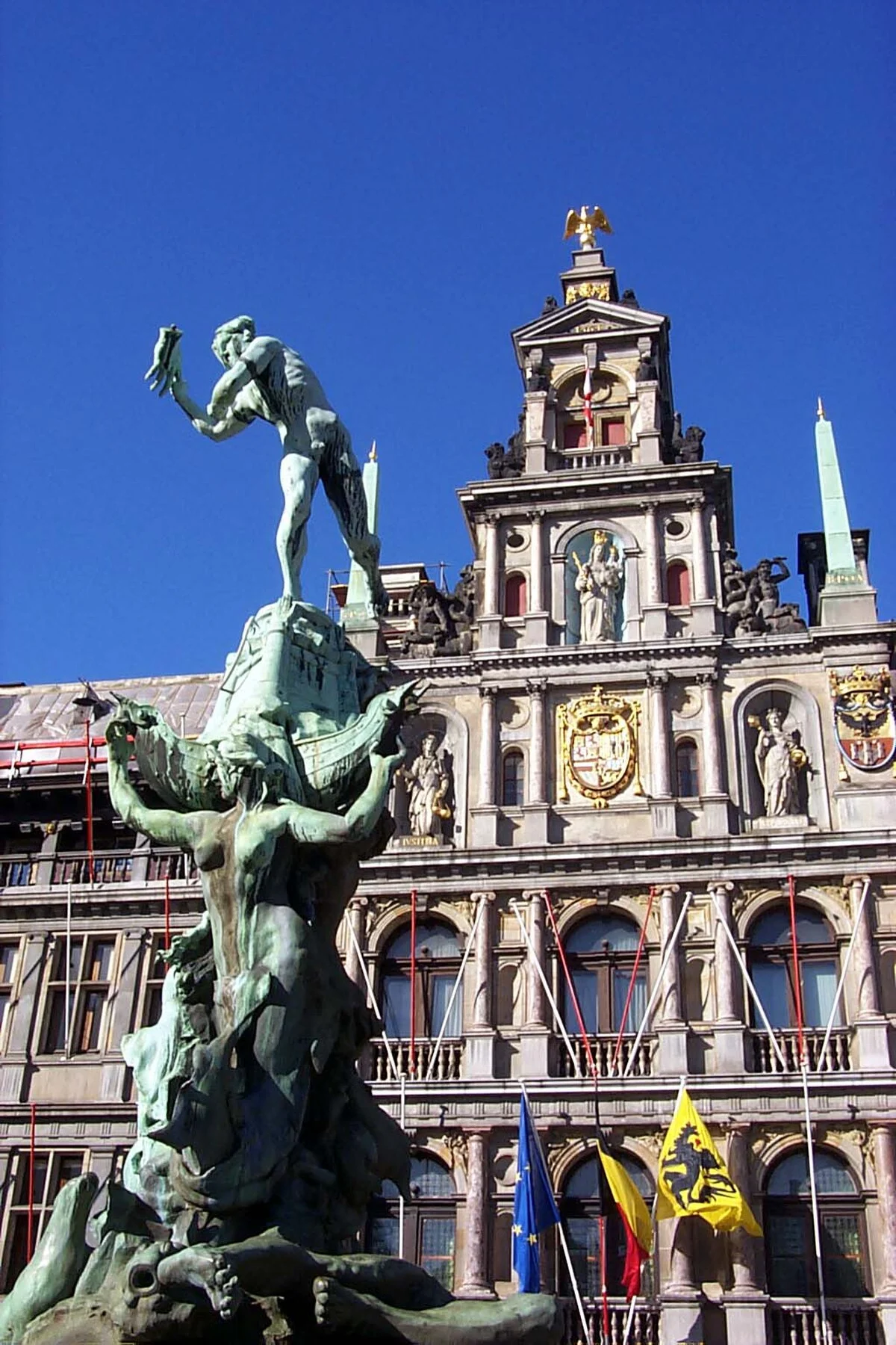 Die Brabo-Statue vor dem Rathaus von Antwerpen