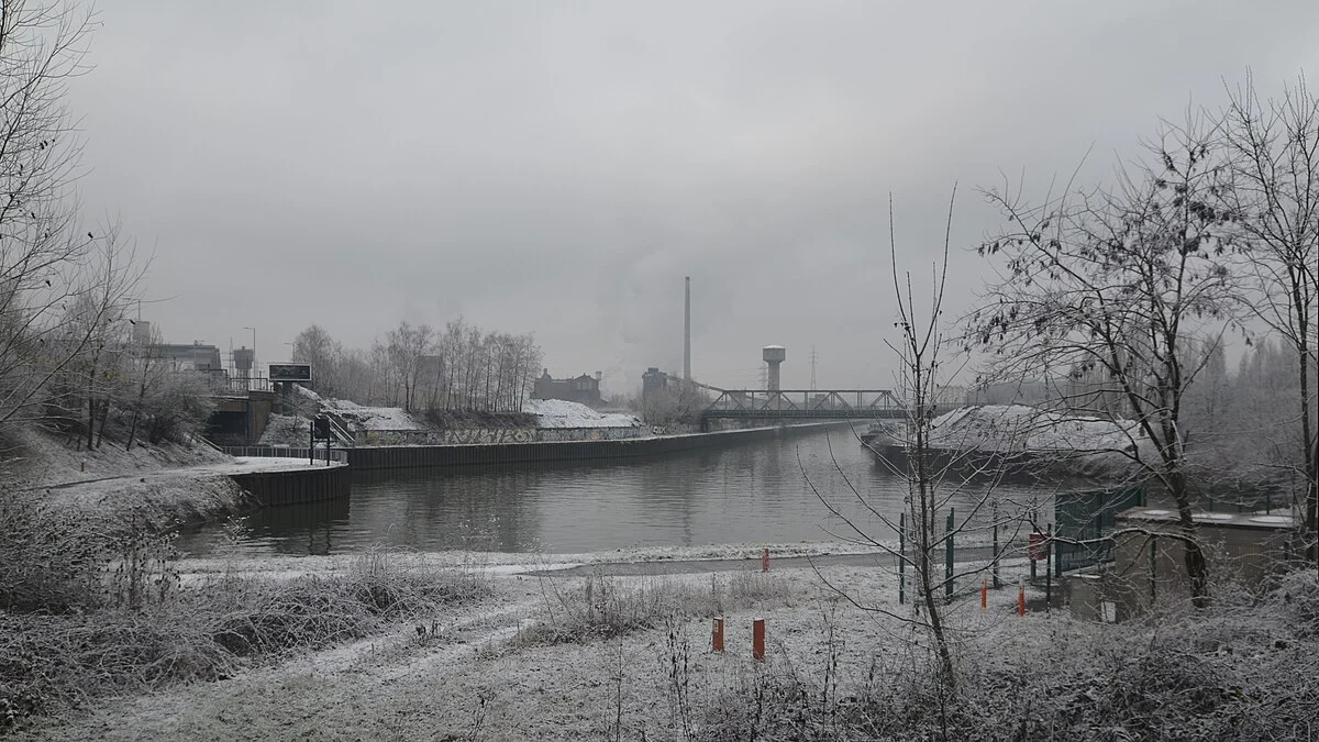 Industrielandschaft im Schnee bei Charleroi