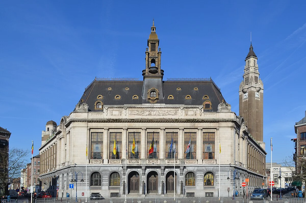 Rathaus und Belfried von Charleroi an der Place Charles II