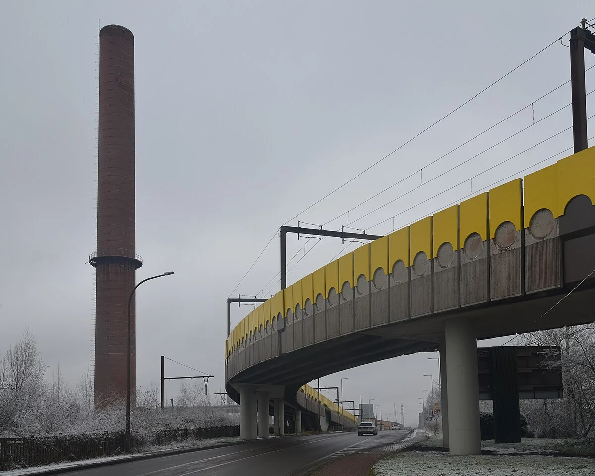 Industrielandschaft im Schnee bei Charleroi