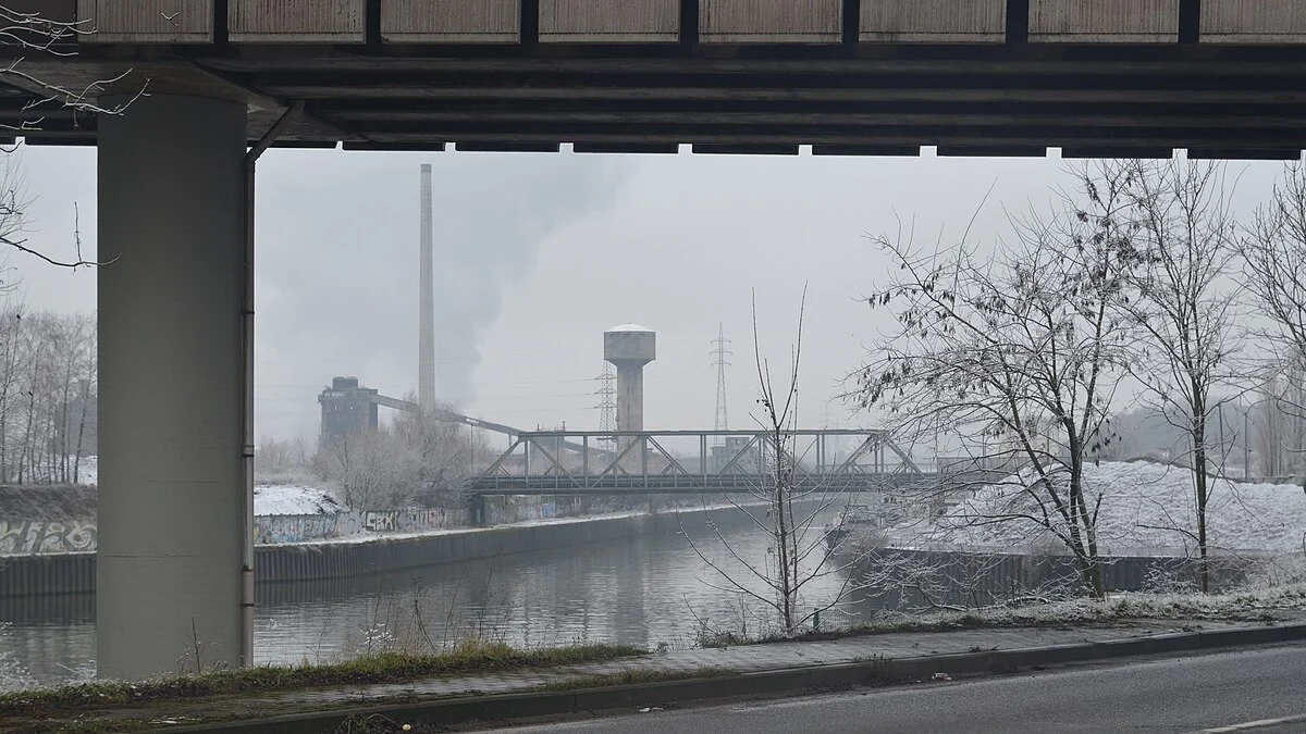 Industrielandschaft im Schnee bei Charleroi