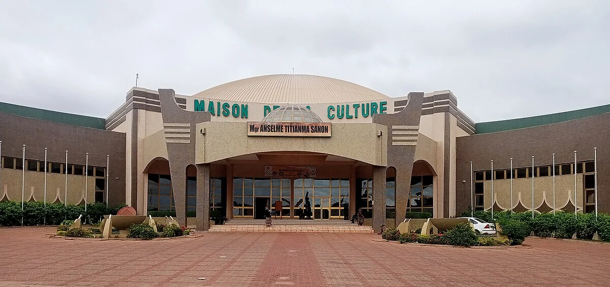 Haupteingang des Kulturhauses von Bobo-Dioulasso