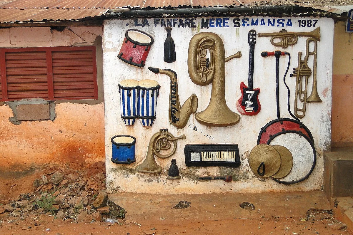 Hausfassade mit Musikinstrumenten in Abomey