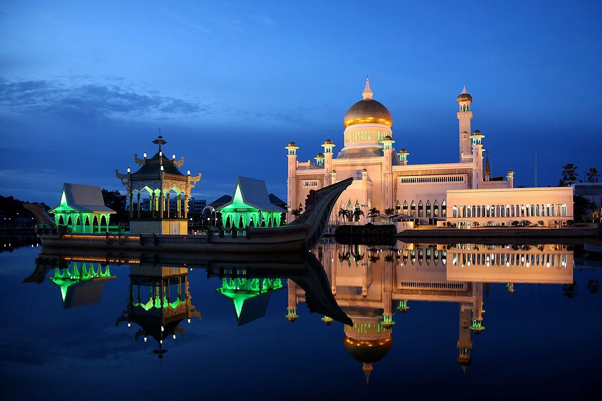 Die Sultan-Omar-Ali-Saifuddin-Moschee in der Abenddämmerung