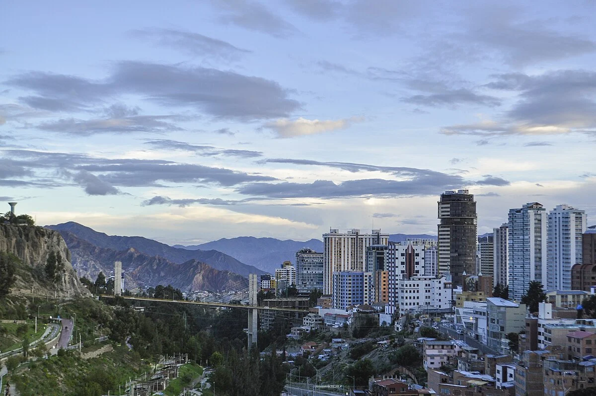 Die Innenstadt von La Paz mit der Puente de las Américas