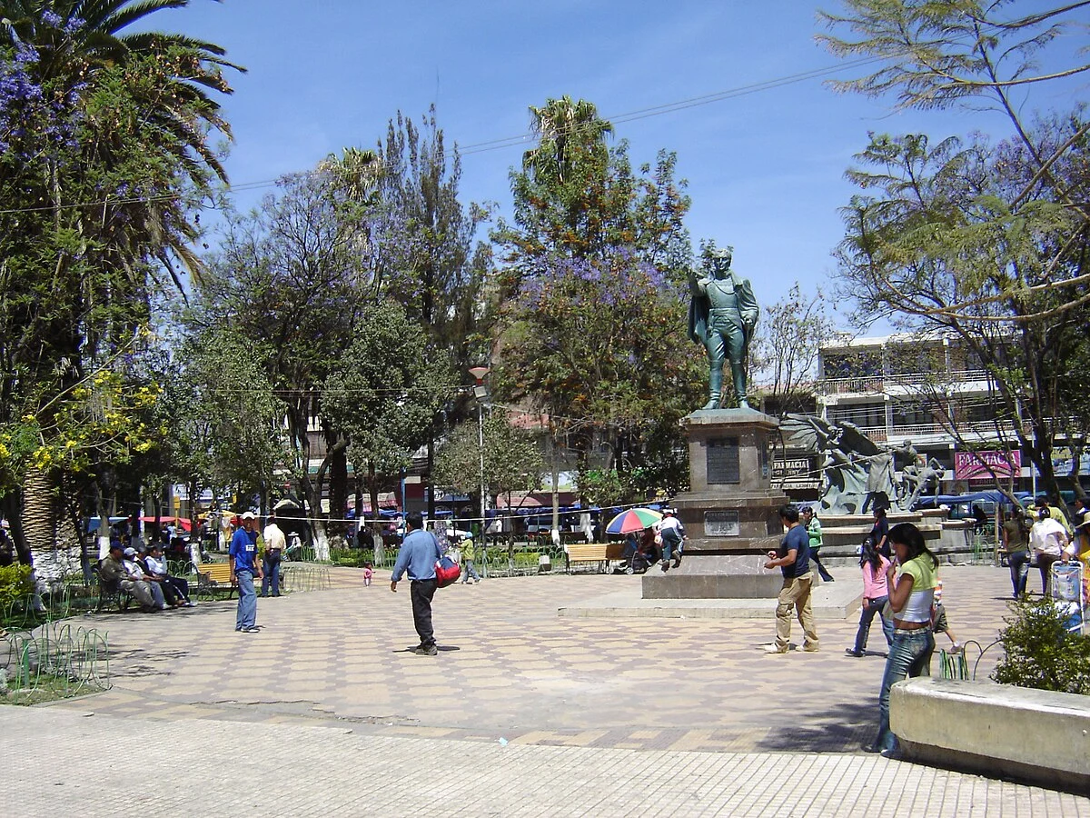 Die Plaza Bolívar mit dem Bolívar-Denkmal in Quillacollo