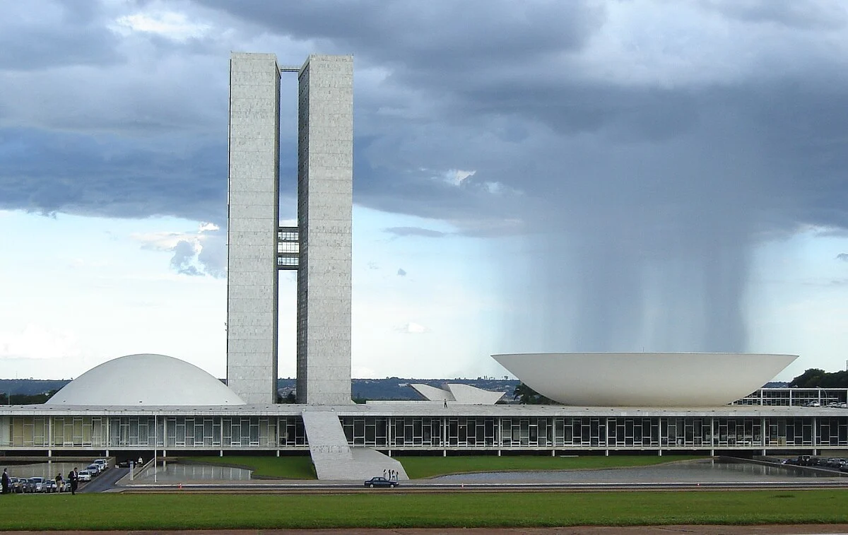 Das von Oscar Niemeyer entworfene Nationalkongress-Gebäude in der brasilianischen Hauptstadt Brasília.