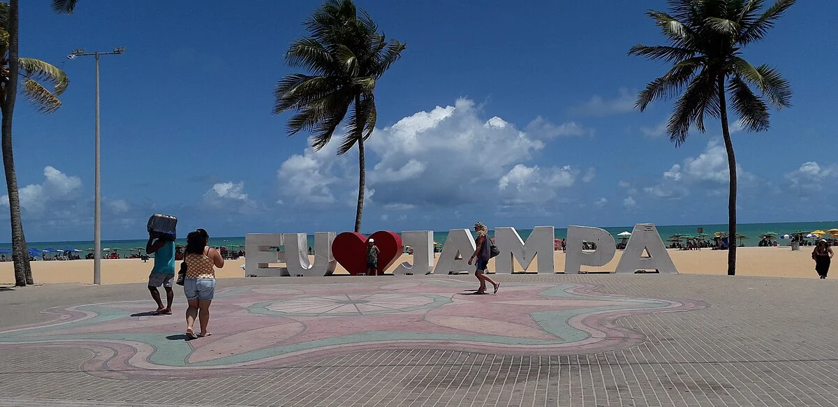 Das Monument „Eu amo João Pessoa“ am Strand von Tambaú