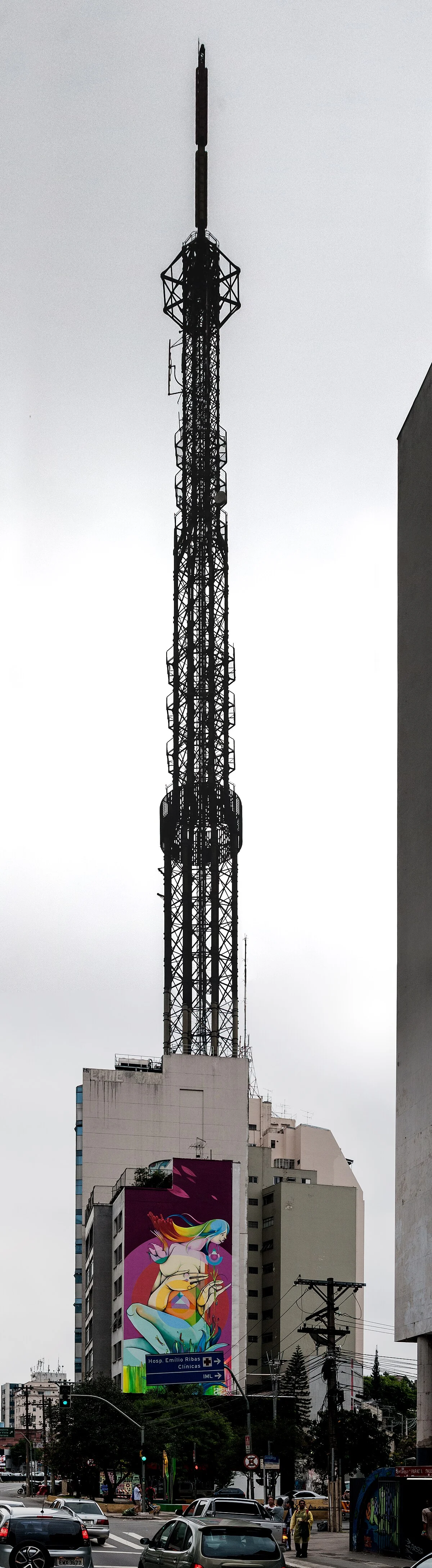 Der Fernsehturm Torre Renascer über dem Viertel Consolação