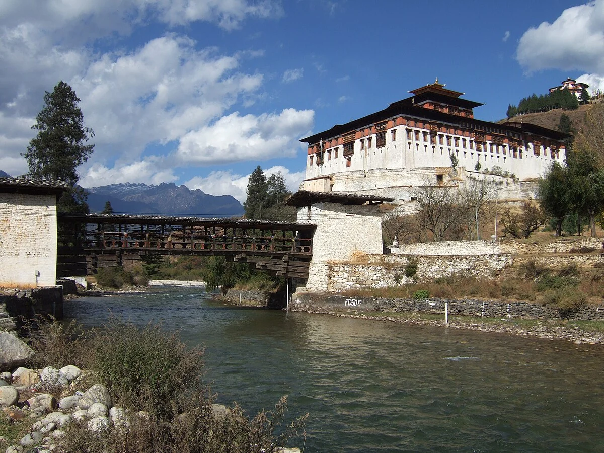 Der Rinpung Dzong mit Holzbrücke und dem Nationalmuseum (Ta Dzong)