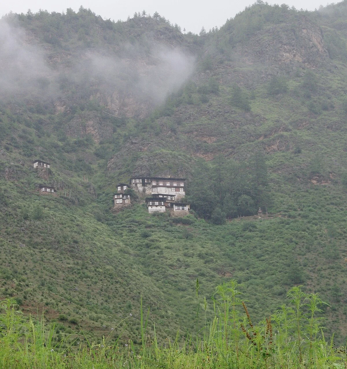 Alter Tempel an der Straße von Paro nach Thimphu