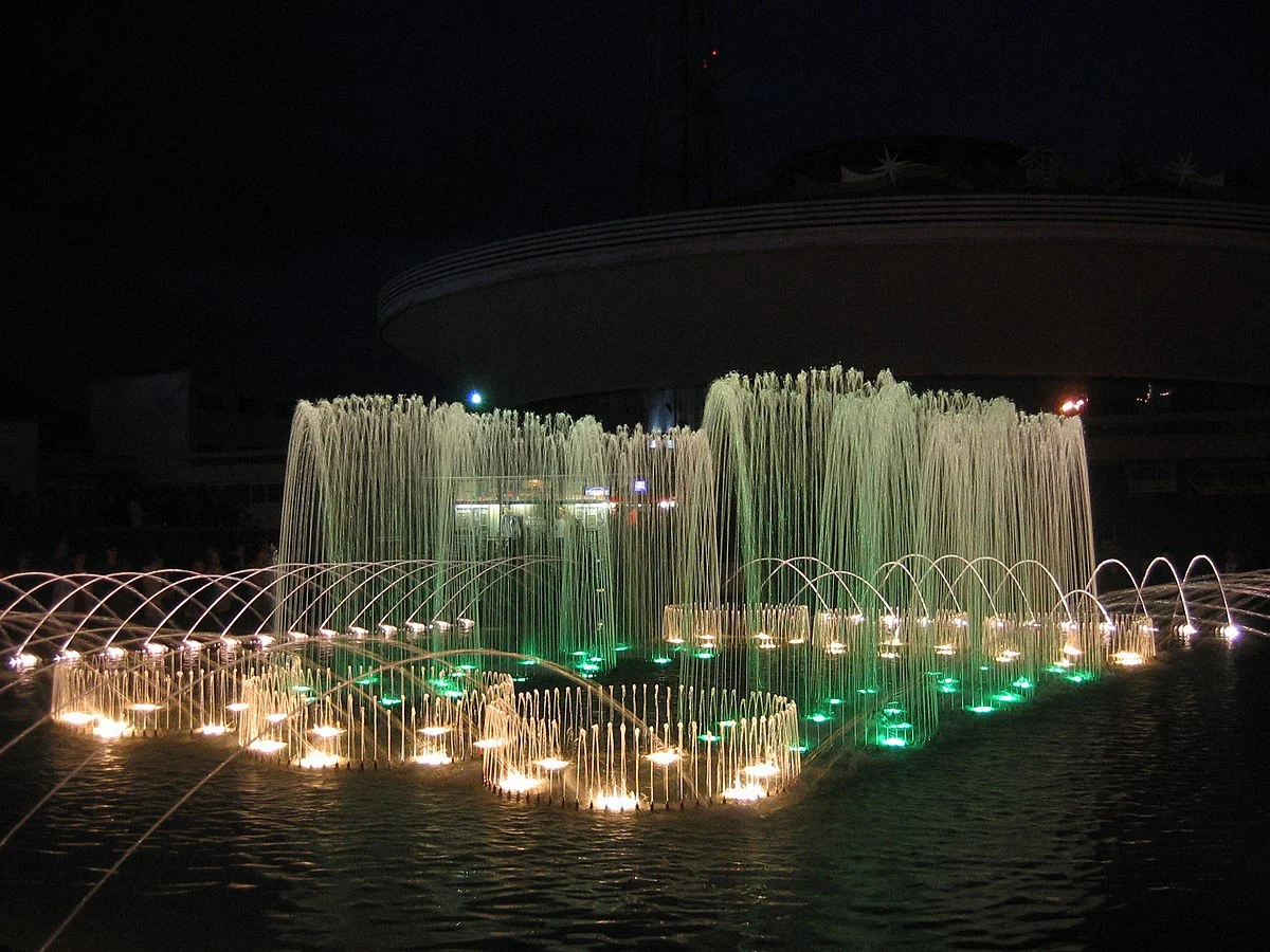 Brunnen am Staatszirkus von Homel am Abend