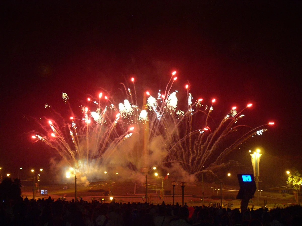 Feuerwerk am Denkmal „Heldenstadt Minsk“