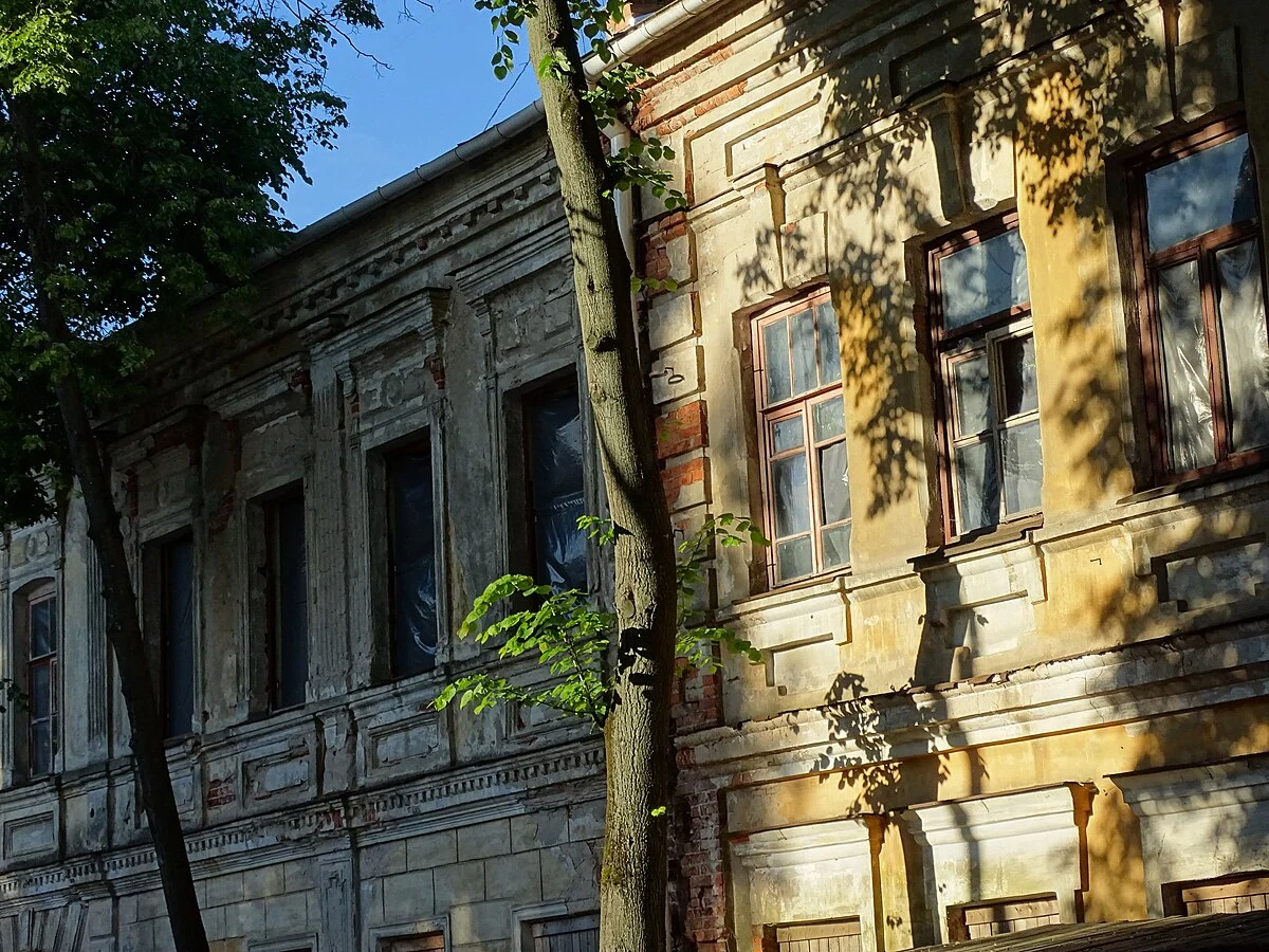 Hausfassade im Abendlicht in Witebsk