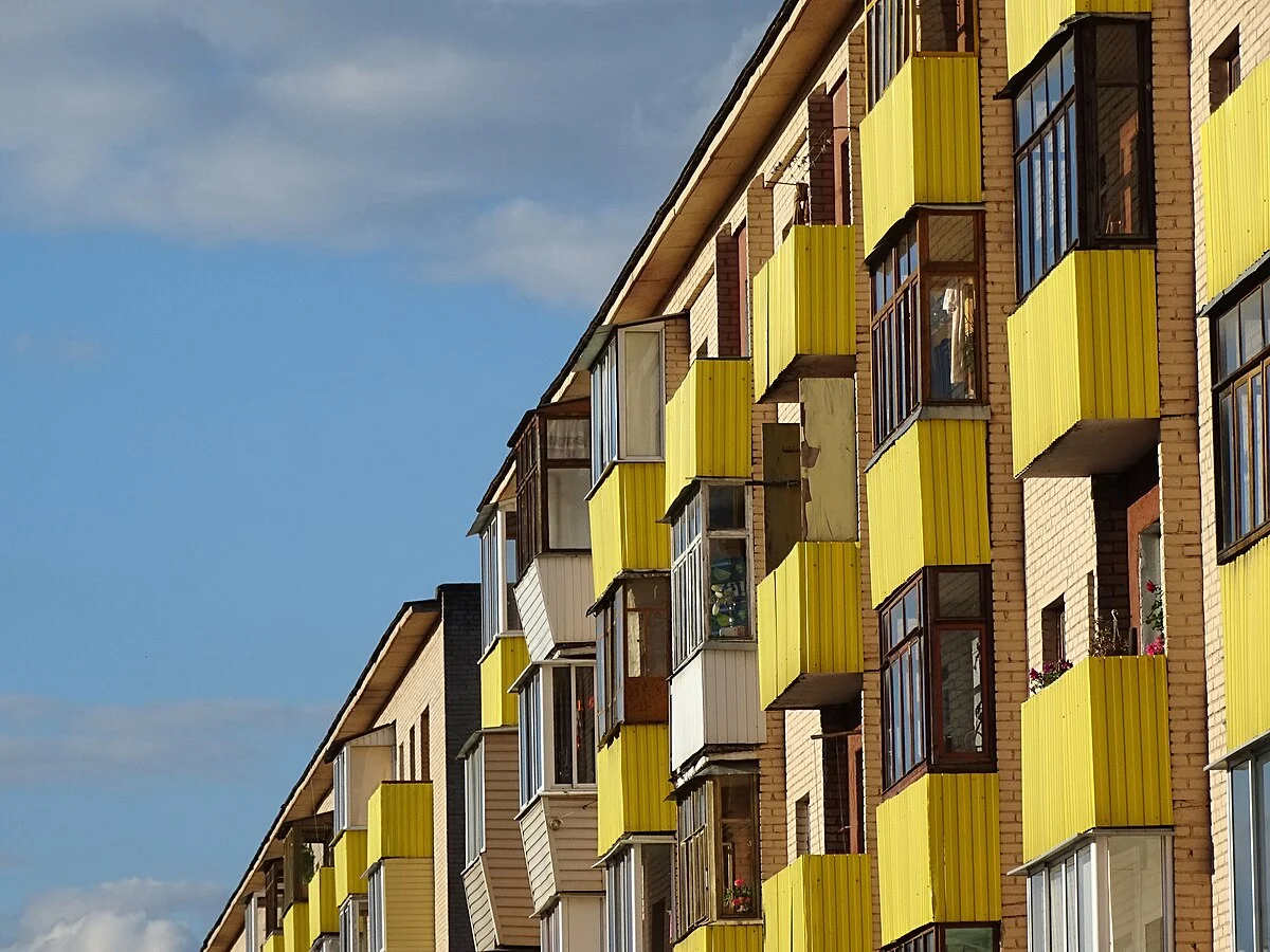 Hausfassade im Abendlicht in Witebsk