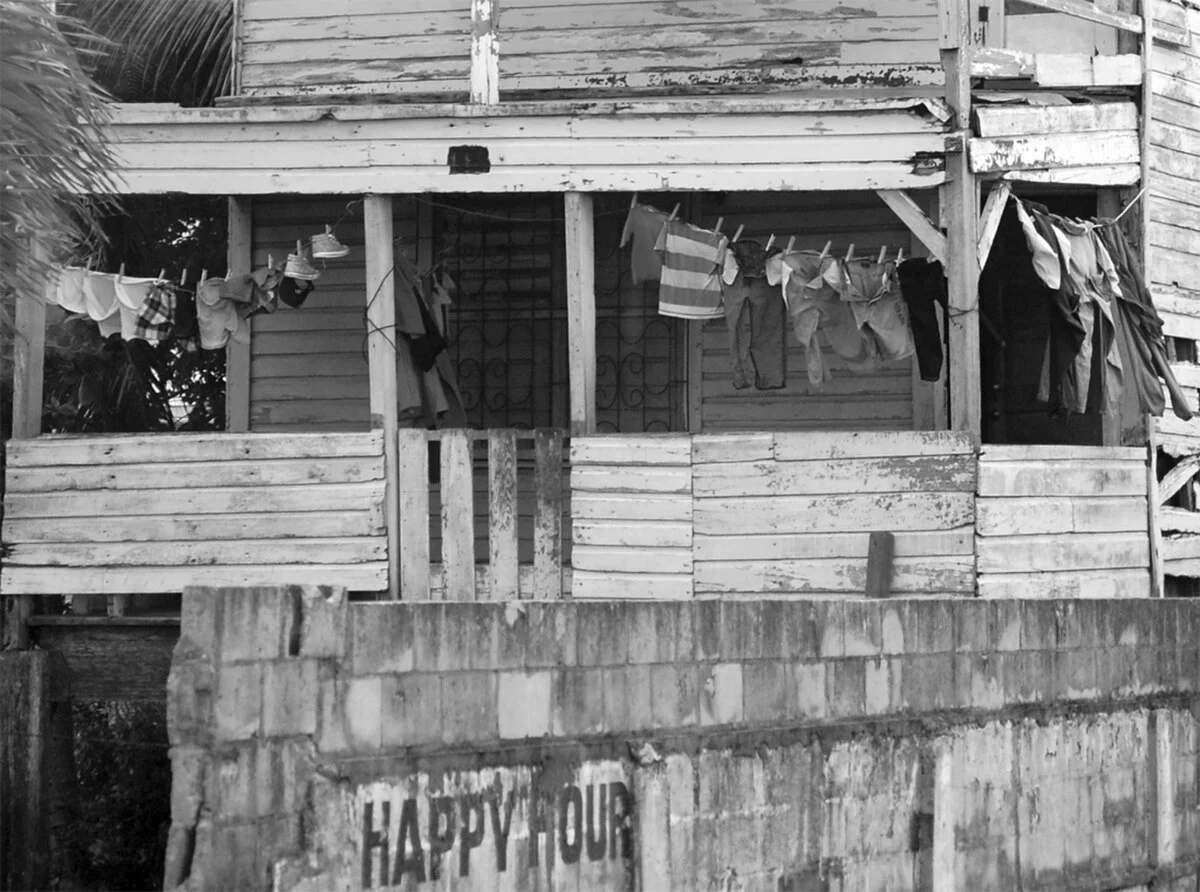 Wäsche auf der Veranda eines Hauses in Belize City