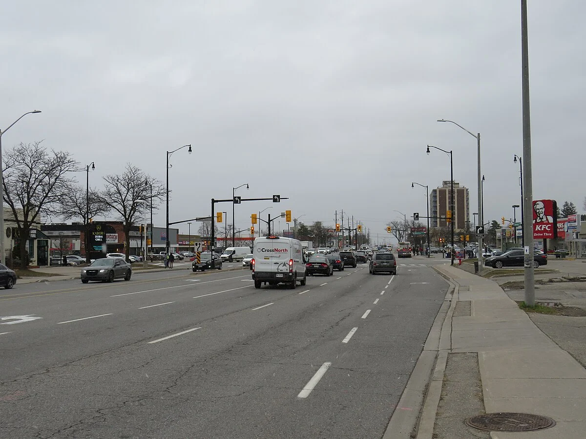 Die Kennedy Road an der Queen Street in Brampton
