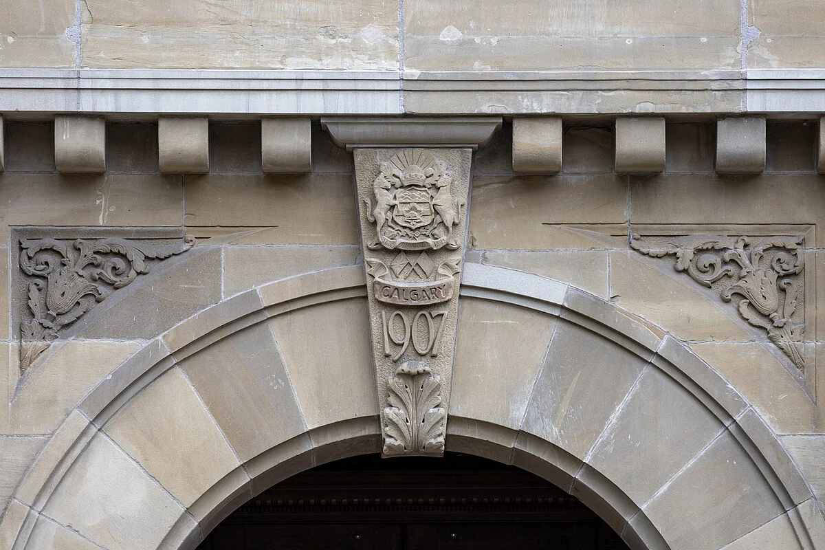 Schlussstein mit Wappen am Rathaus von Calgary