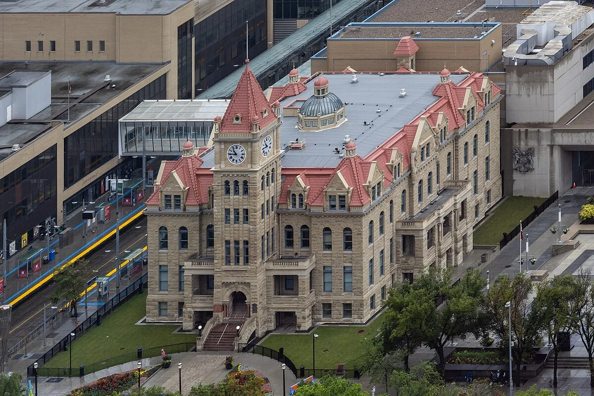 Das Rathaus von Calgary, gesehen vom Calgary Tower