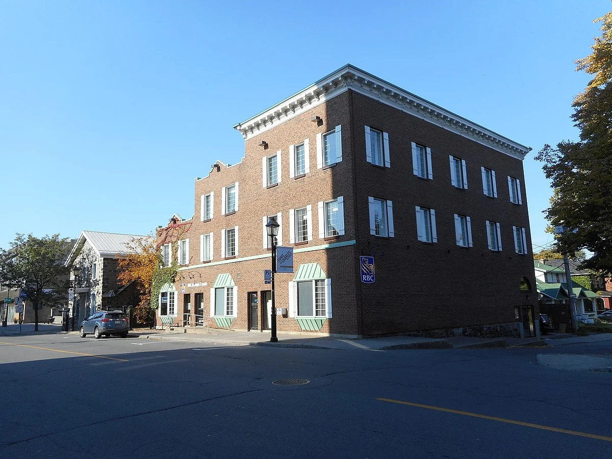 Historisches Bankgebäude in der Rue Saint-Charles in Longueuil