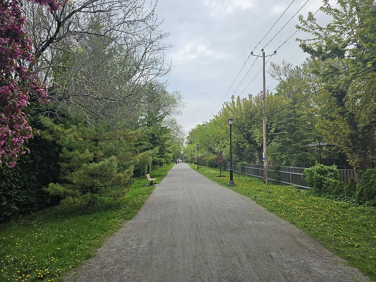 Grüner Weg am Boulevard Desaulniers in Longueuil