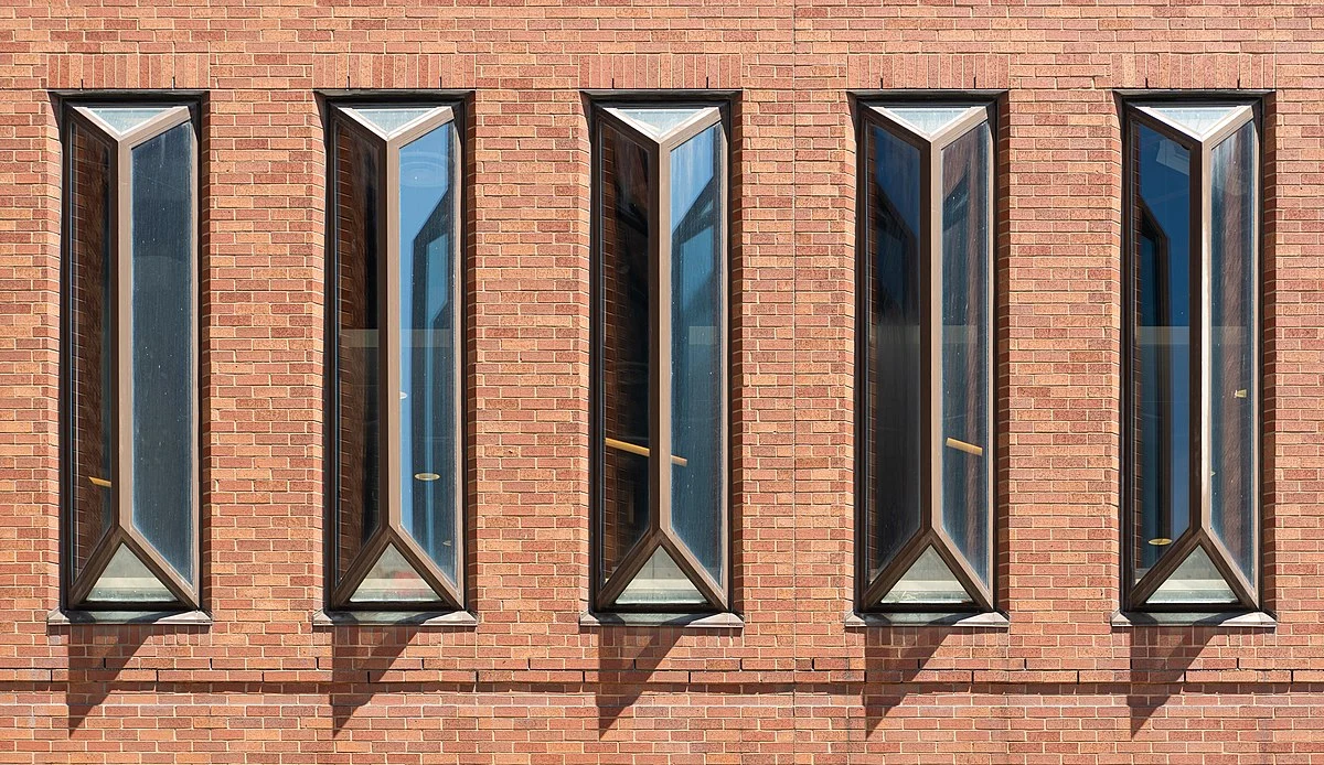 Fenster der Toronto Reference Library an der Yonge Street