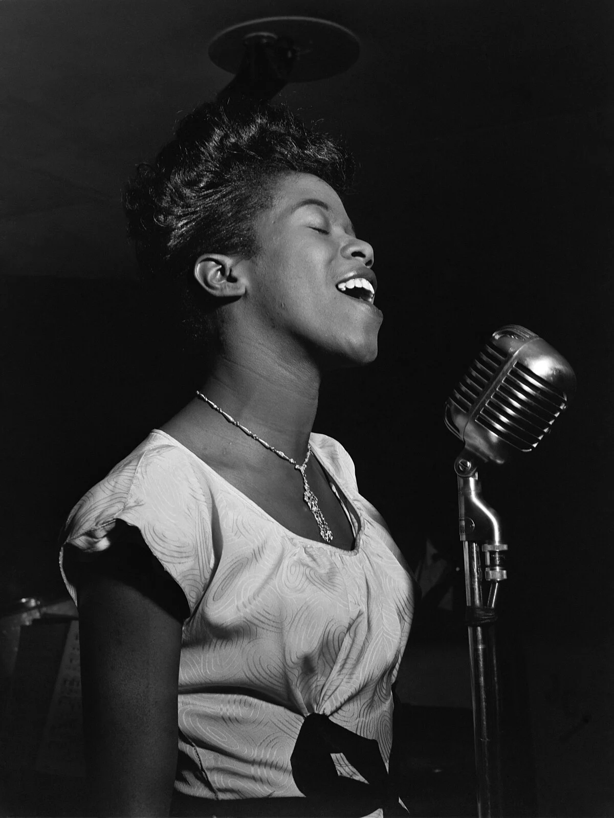 Sarah Vaughan, amerikanische Jazz-Sängerin, 1946 von William Gottlieb fotografiert.