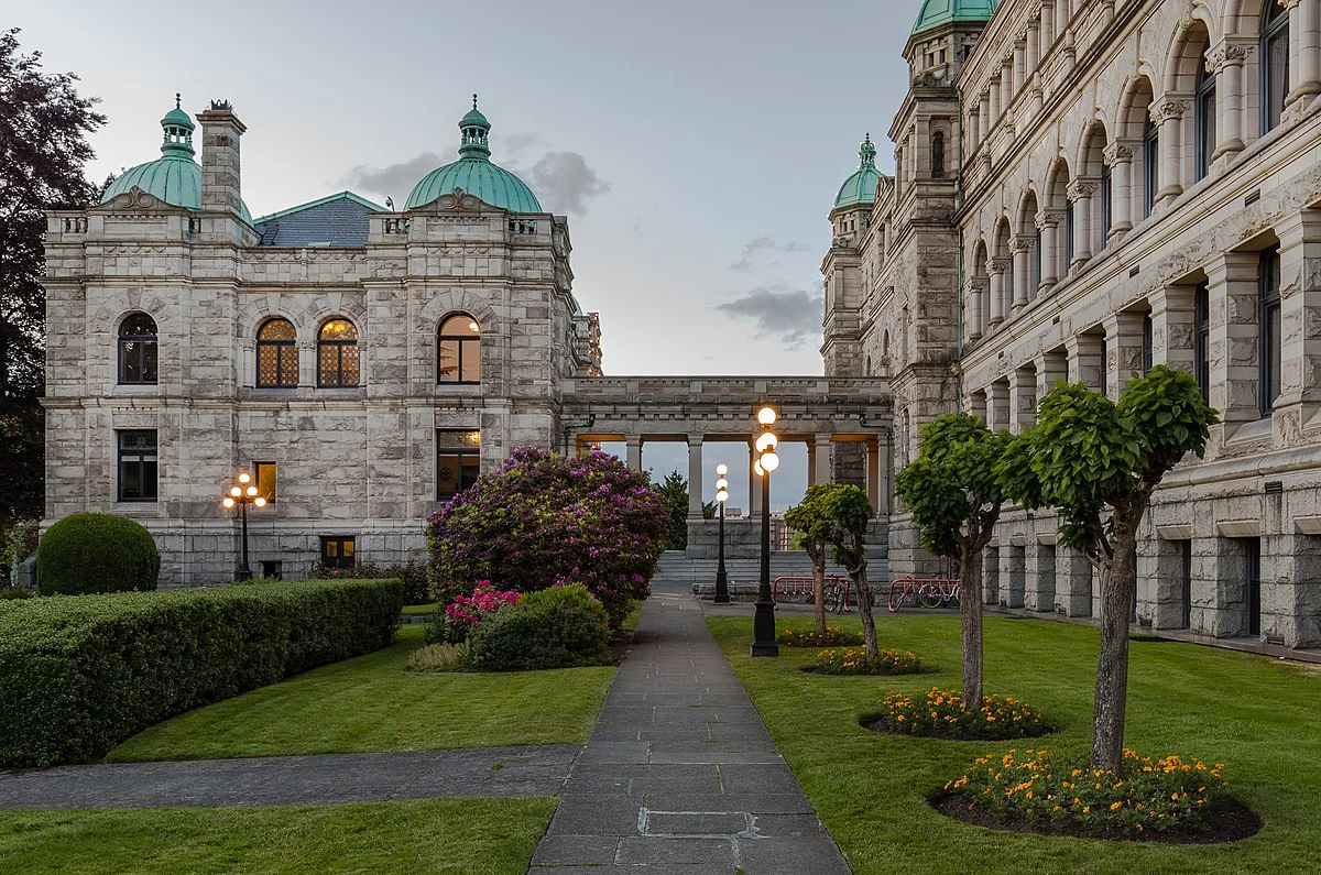 Das Parlament von British Columbia mit Gärten