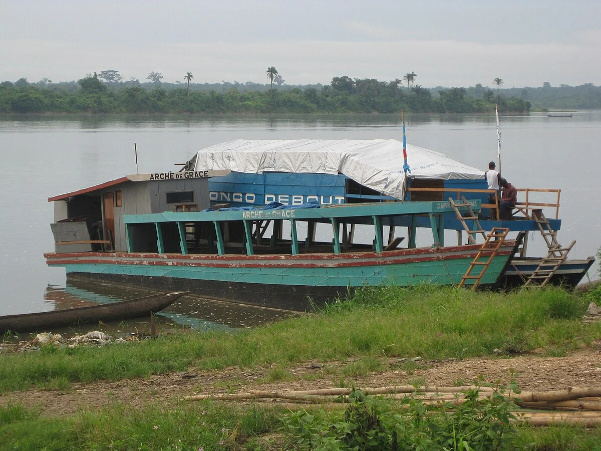 Boot am Ufer in Kindu