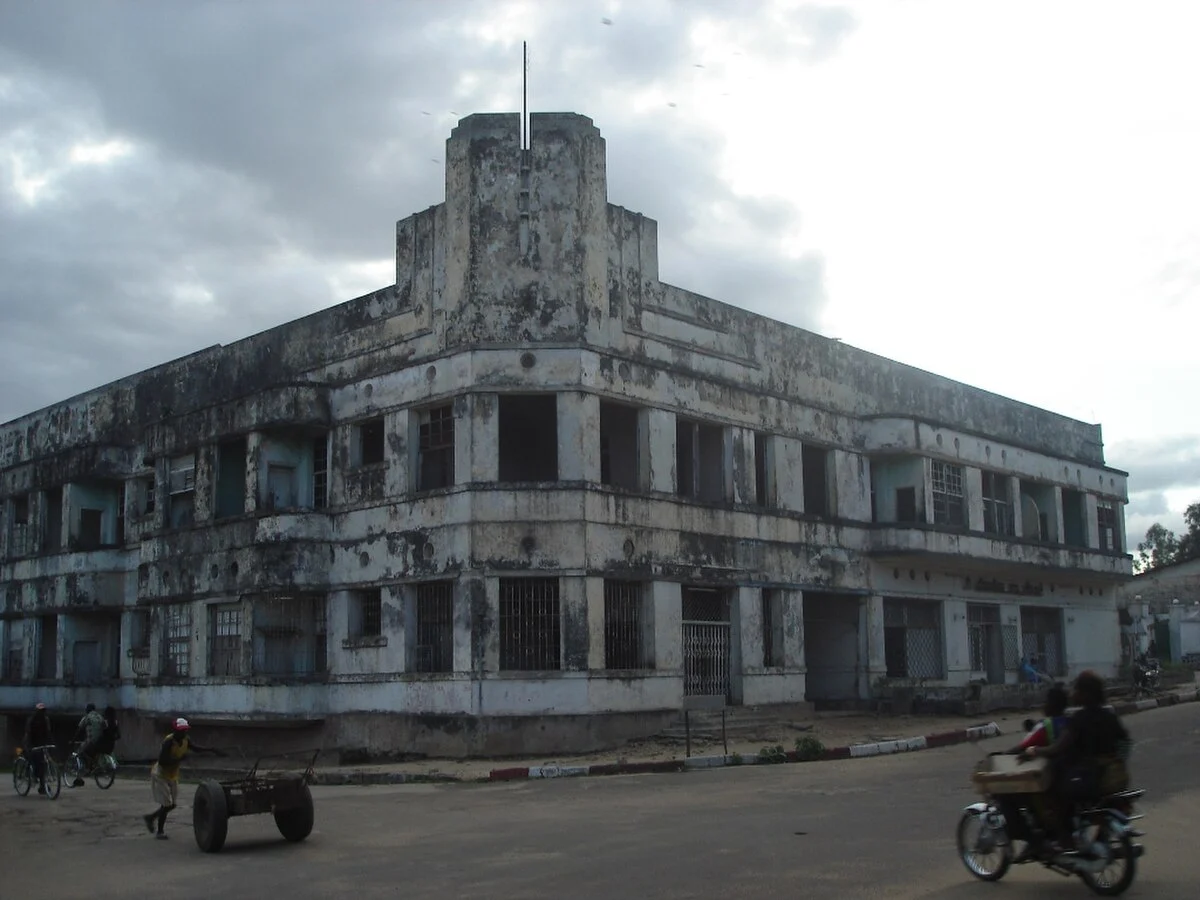 Das verfallene Hotel des Chutes an den Stromschnellen des Kongo