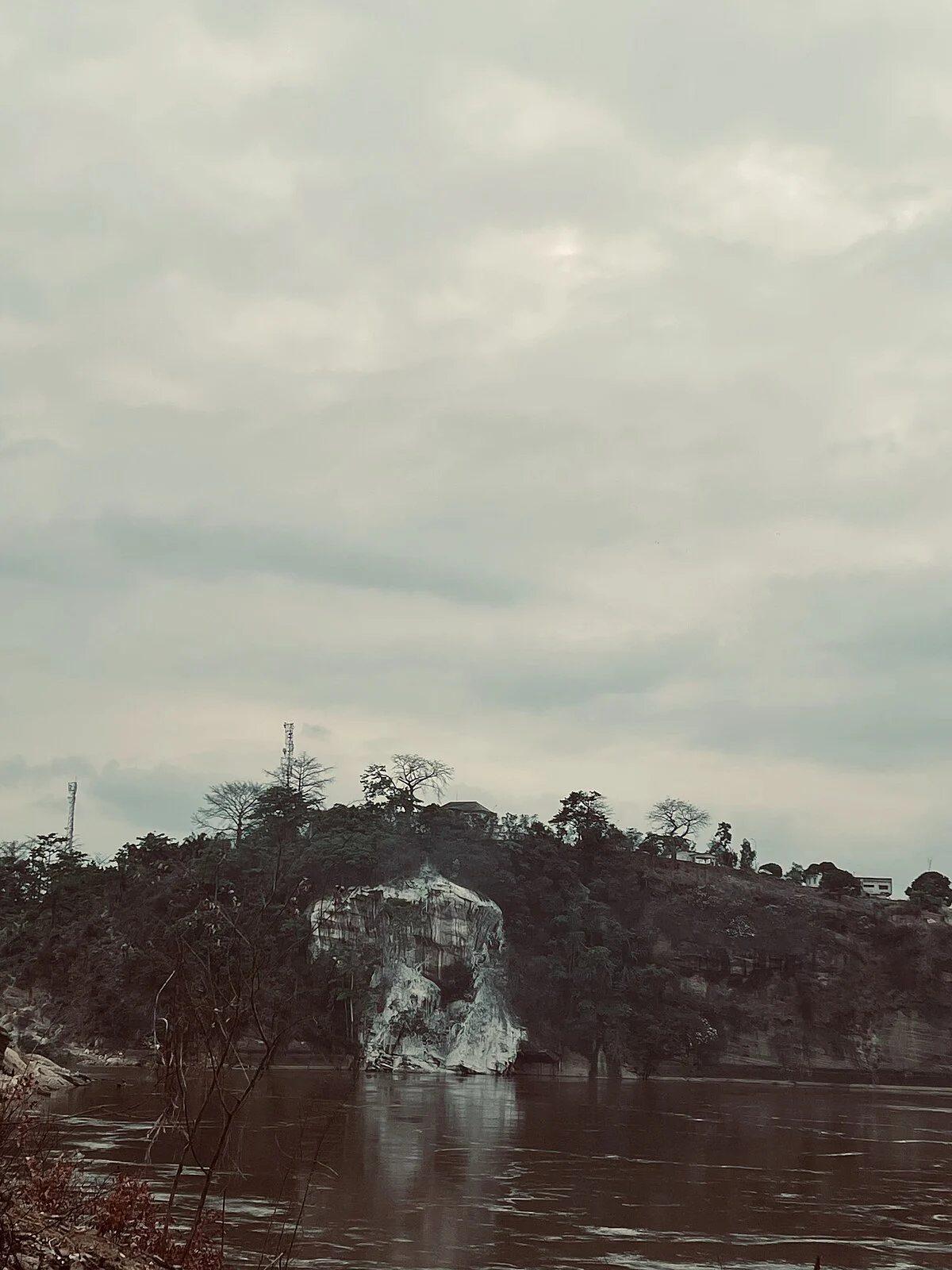 Der Felsen Mont Mpembe am Kongo-Ufer in Matadi