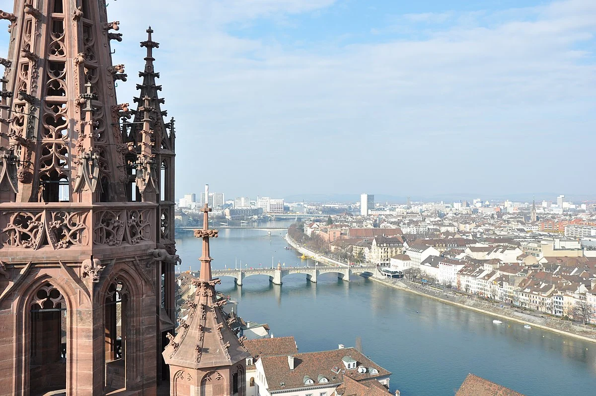 Das Basler Münster am Rhein