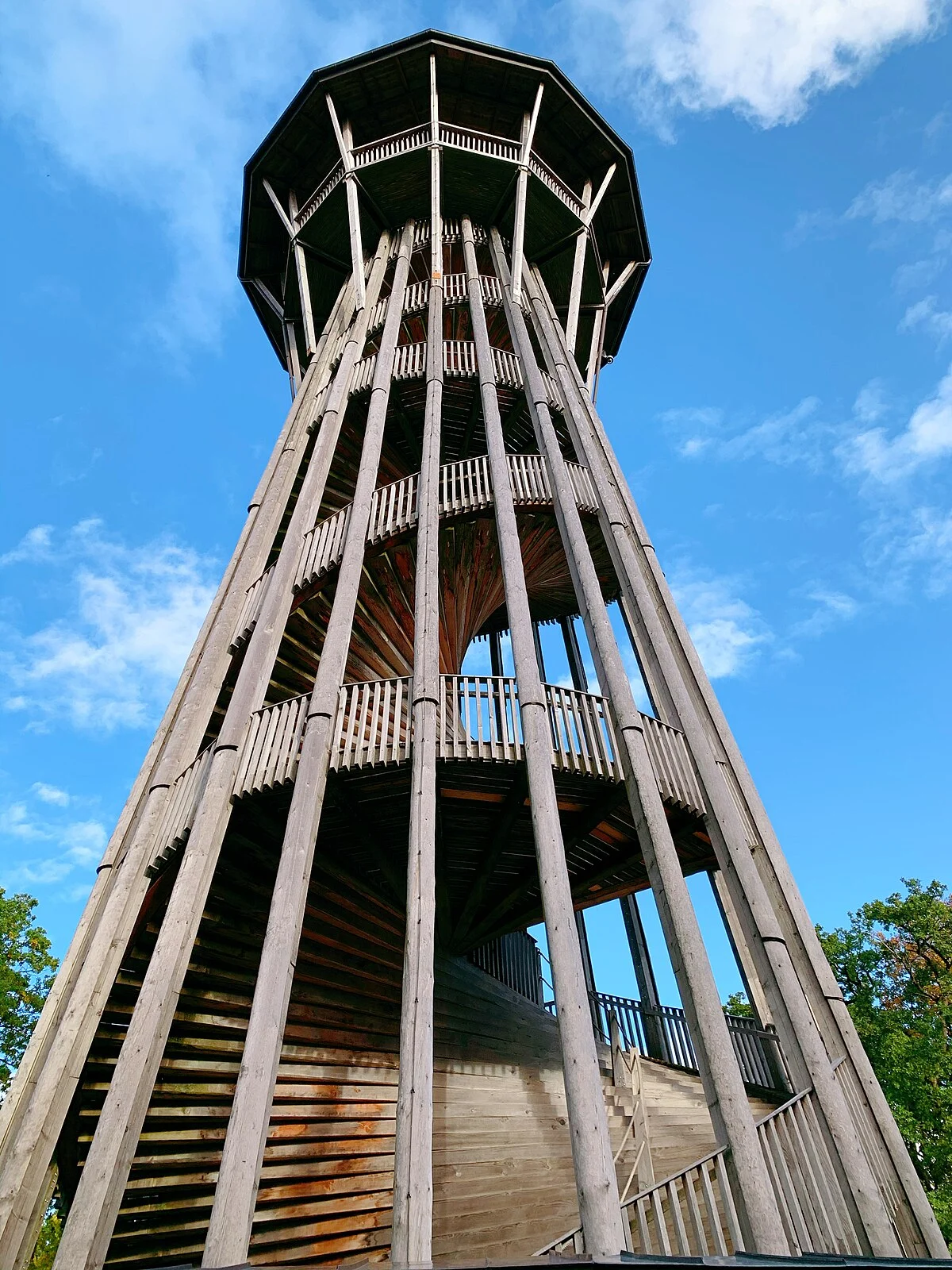 Der Holzturm von Sauvabelin in Lausanne