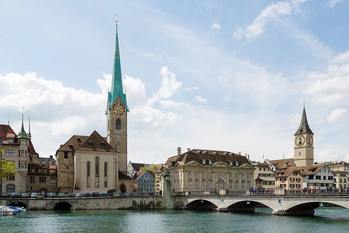Zürich mit Fraumünster, Zunfthaus zur Meisen und Münsterbrücke