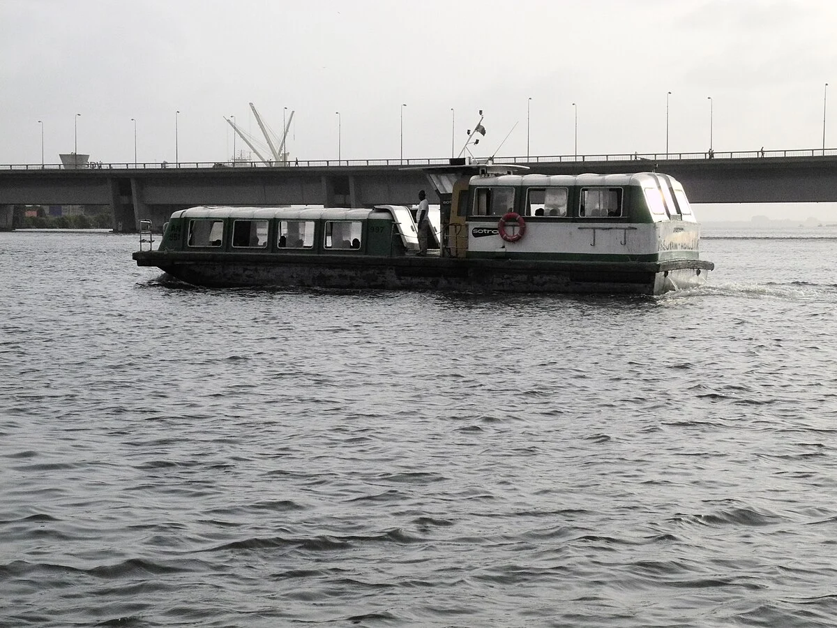 Wasserbus auf der Ébrié-Lagune in Abidjan