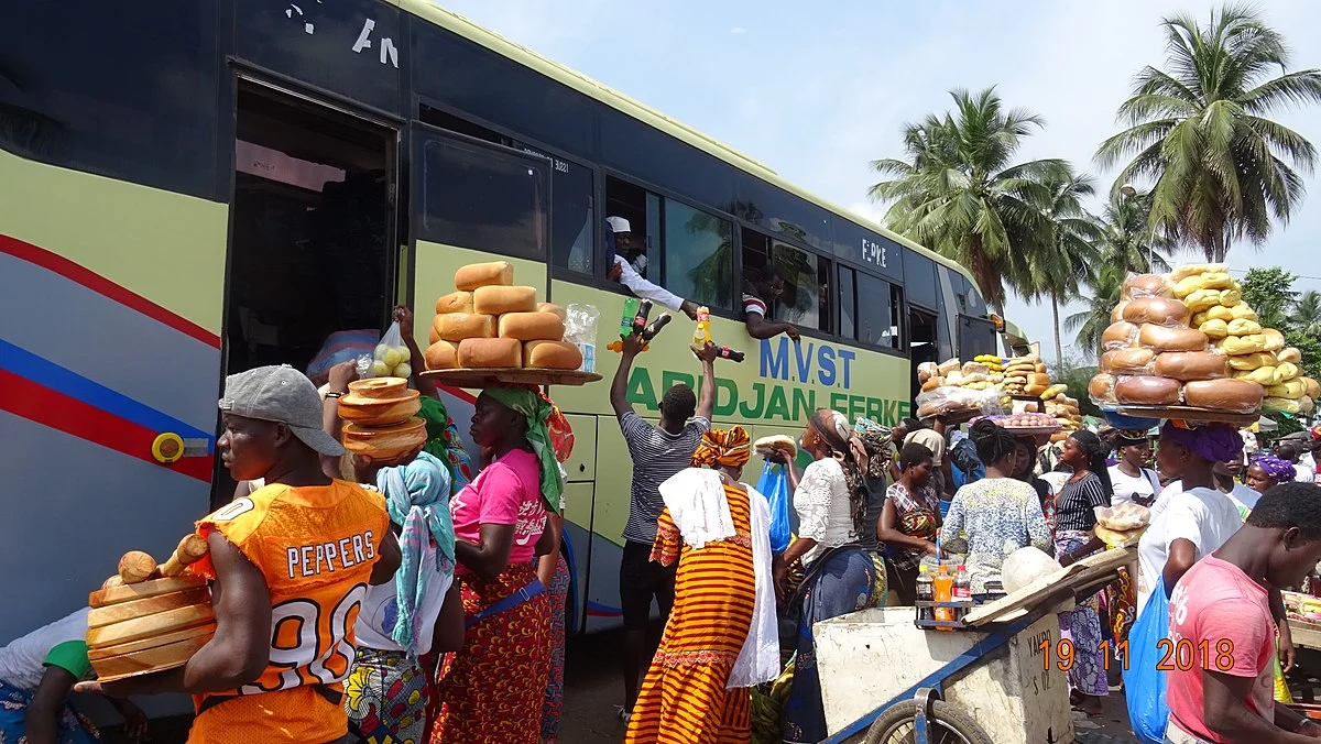 Busbahnhof mit Straßenhändlern in Yamoussoukro