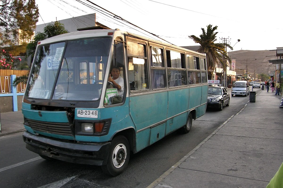 Bus in der Calle General Velásquez in Arica