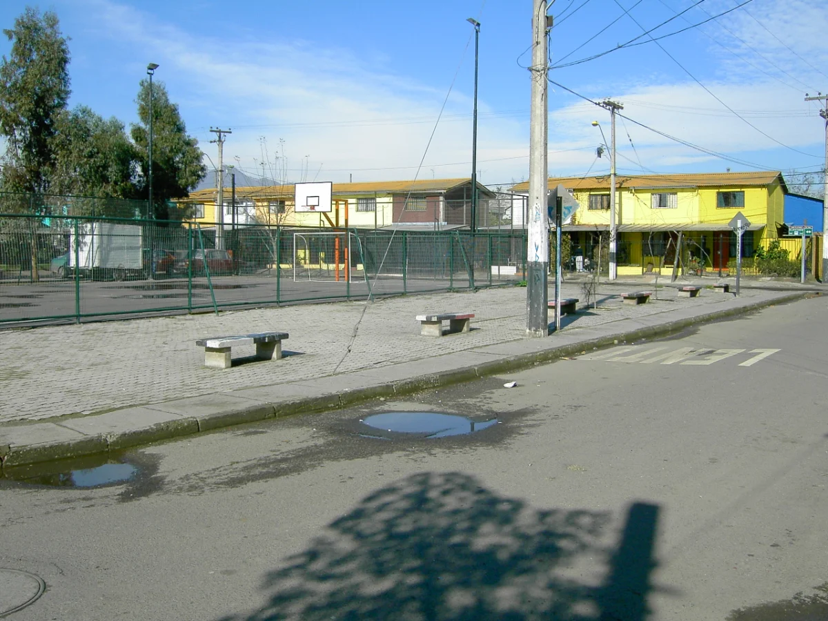Reihenhaussiedlung in La Pintana mit Spielplatz.