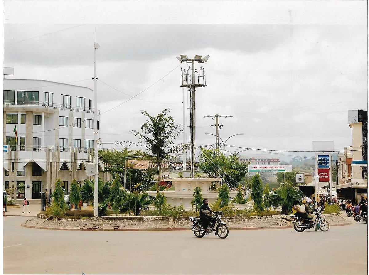 Der Platz Carrefour An 2000 in Ebolowa