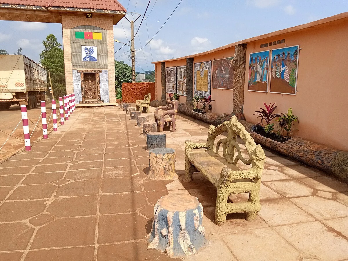 Die Stadteinfahrt von Foumban