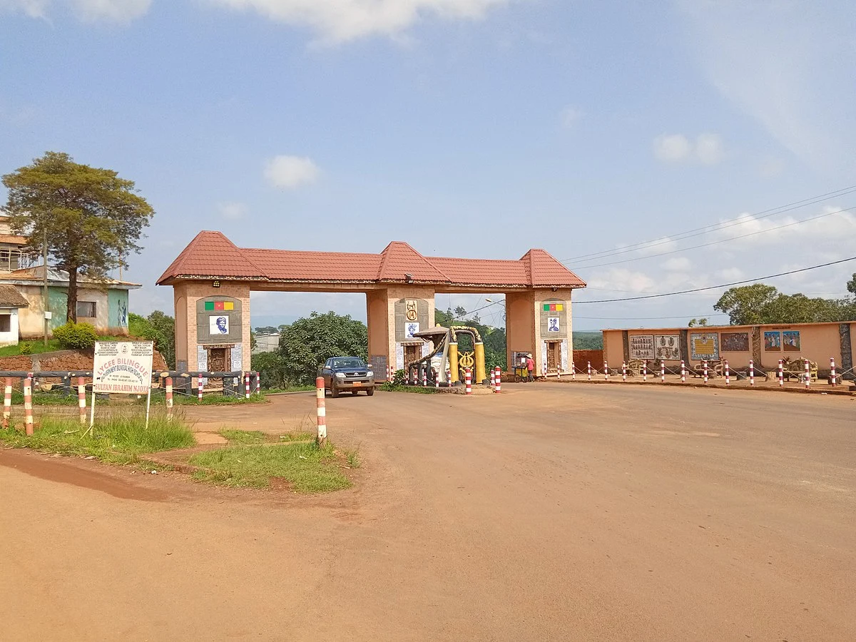 Die Stadteinfahrt von Foumban